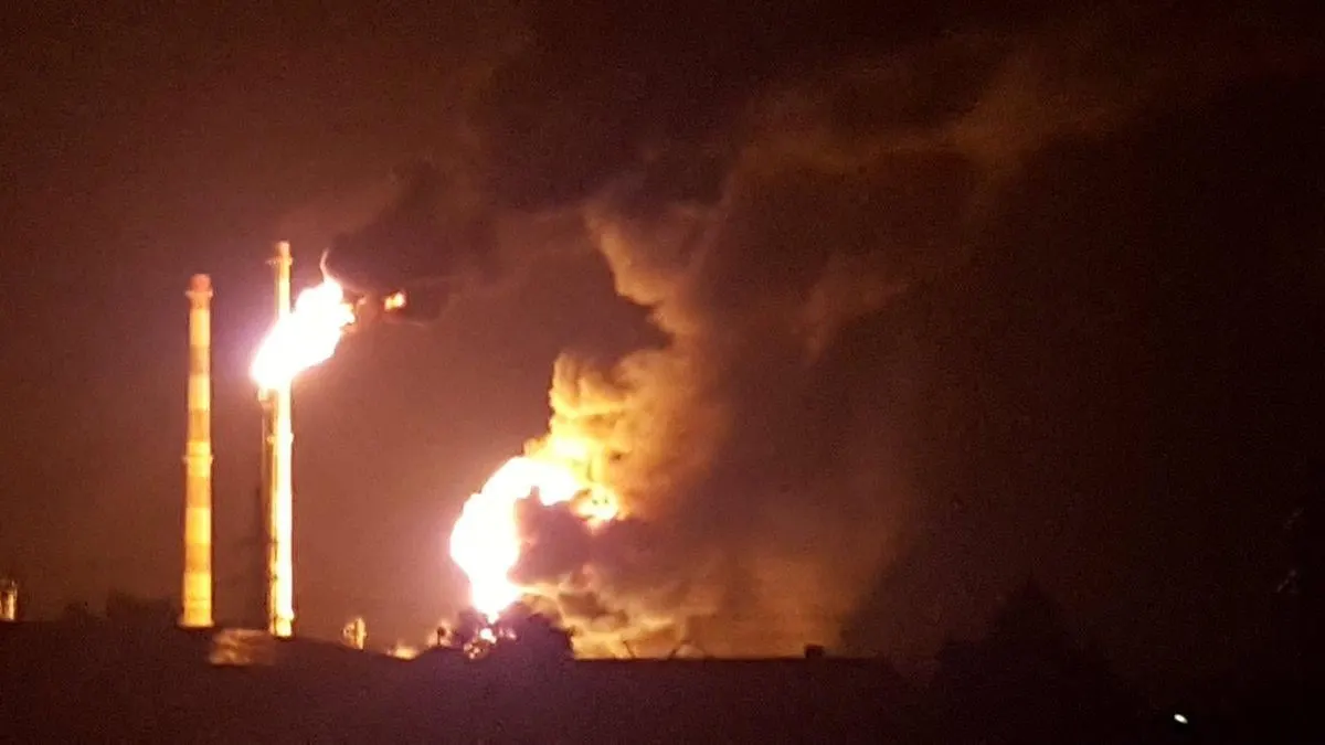 После удара беспилотников на НПЗ NORSI в Нижегородской области остановлена основная установка переработки CDU‑6, что резко сократило мощности завода. Ряд ключевых НПЗ в центральной России вынуждены сокращать производство или останавливать отдельные мощности.