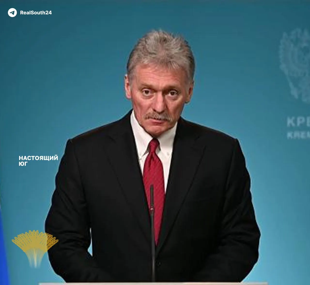 Песков уверяет, что снабжение топливом под контролем, хотя по данным агентств под удары БПЛА уже вывели из строя около 25% перерабатывающих мощностей по стране; правительство продлило запрет на экспорт бензина.