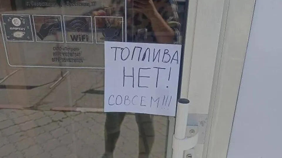 С 31 мая в Крыму вводятся талоны на бензин АИ‑95 и ограничение продаж АИ‑92 до 20 литров на одно транспортное средство. Ограничения объясняют перебоями в работе НПЗ и нарушением логистики после ударов и утраты контроля над ключевой трассой.