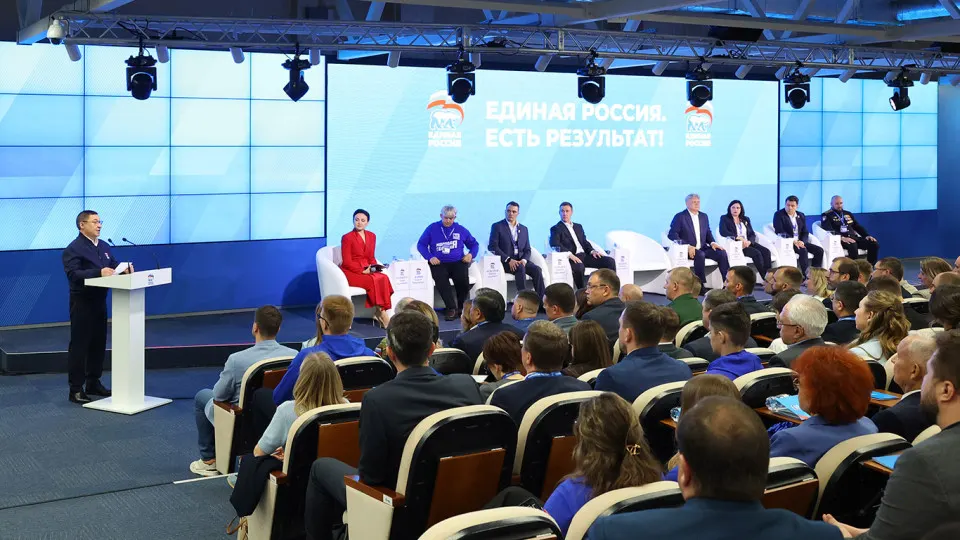 Власти поручили опираться на показатели 2021 года, сделать избирательную кампанию «терапевтической» и учесть особенности военного времени; параллельно «Единая Россия» смещает акценты в пользу позитивной повестки на фоне падения рейтинга.