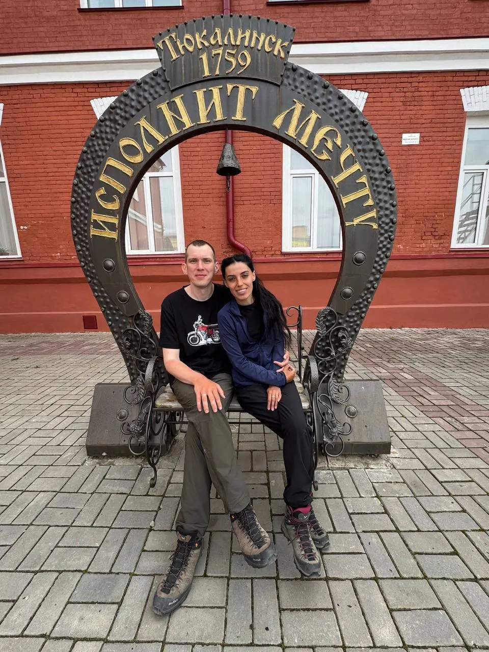 Супруги начали поход 19 января и за 120 дней прошли более 2700 км; сейчас они в Тюкалинске и планируют прийти в Омск примерно через четыре дня.