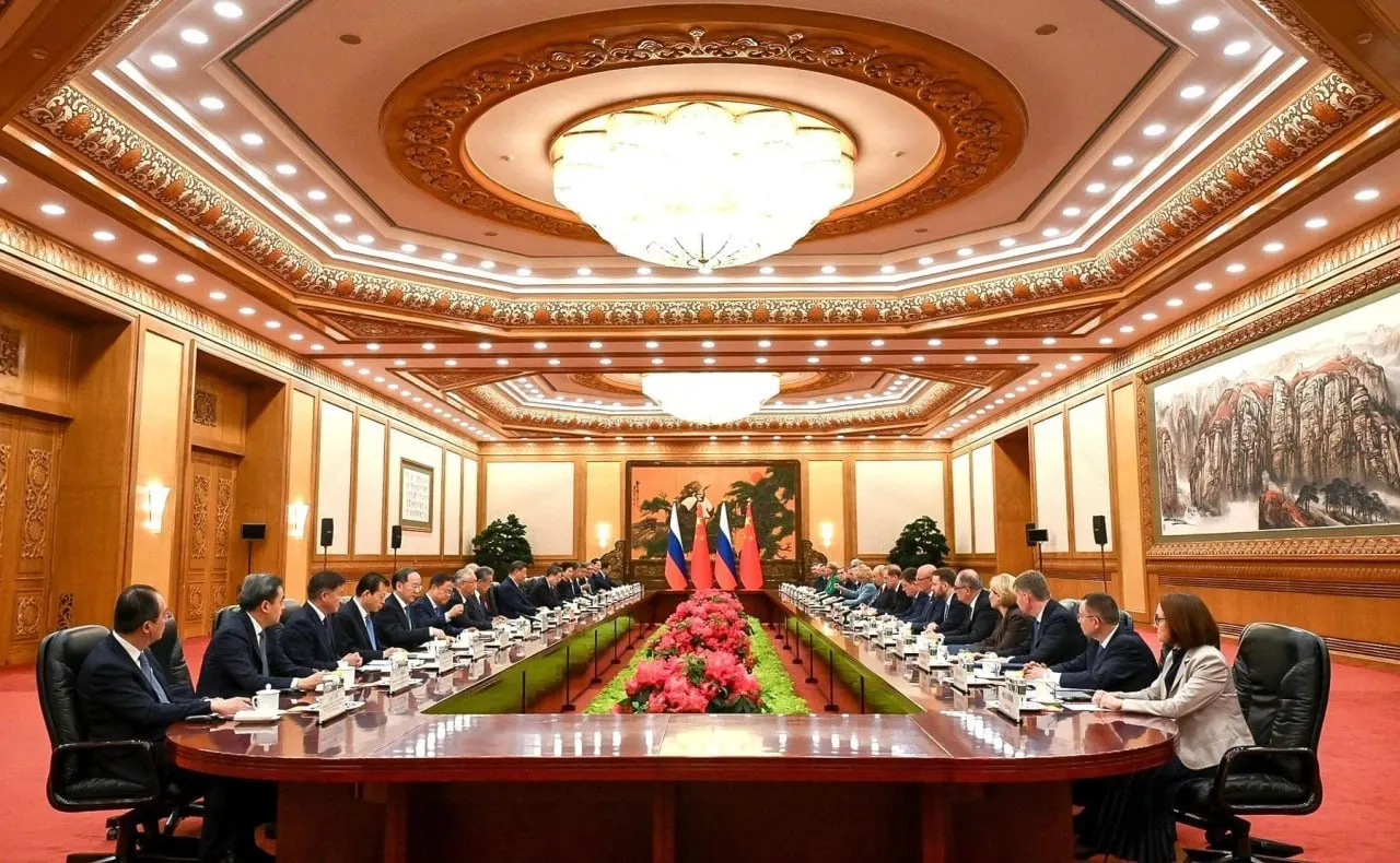 Лидеры двух стран договорились о строительстве второго пути к 2030 году: это увеличит пропускную способность на 11 млн тонн и позволит пропускать до 50 пар поездов в сутки. Документ подписали в Пекине, также планируется модернизация Транссиба, БАМа и развитие трансарктического коридора.