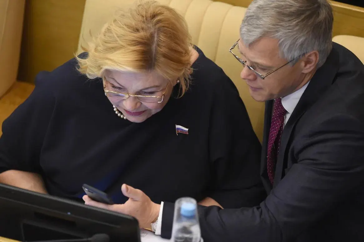 Двое депутатов, в том числе представитель Челябинской области, оказались единственными голосовавшими против обращения по удару в Старобельске. Спикер Госдумы назвал это «техническим сбоем», заседание сопровождалось острыми обвинениями и призывами к ударам по объектам на Украине.