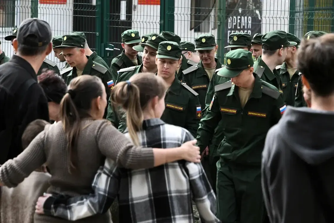 Группа из более 450 женщин подала первый иск в Верховный суд и готовит серию обращений против поправок, которые лишают выплат тех, у кого не было общего несовершеннолетнего ребёнка с погибшим партнёром.