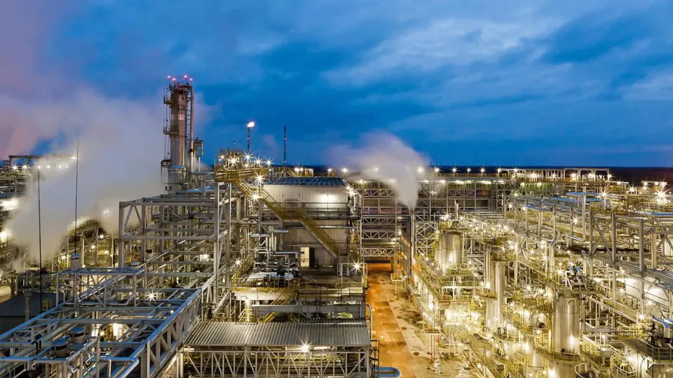После удара 5 мая нефтеперерабатывающий завод «Кинеф» приостановил переработку и отгрузку продукции. Повреждены основные технологические объекты, ремонт может занять длительное время. С начала весны несколько российских НПЗ уже останавливались из‑за атак дронов.