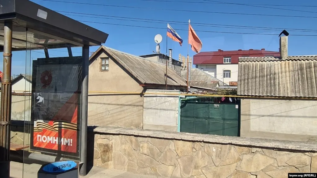 Российские власти сообщают о погибших и раненых в результате ударов дронов и других инцидентов в Крыму и нескольких областях; Минобороны утверждает о сотнях сбитых беспилотников.