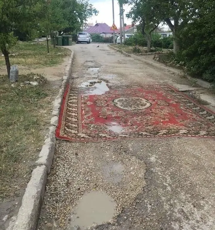 В Госдуму внесён законопроект, позволяющий жильцам ремонтировать асфальт во дворах и на местных дорогах без согласования. В правительстве инициативу не поддержали, заявив, что такие работы должны выполнять специалисты.