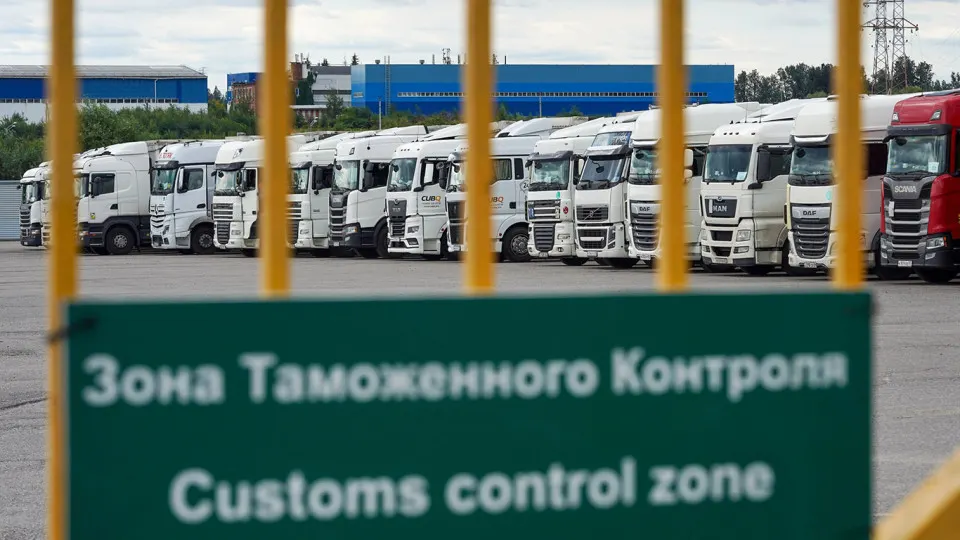 Правительство объявило переходный период для системы подтверждения ожидания товаров (СПОТ): обязательные обеспечительные платежи по НДС и акцизам временно не требуются. Упрощённый порядок для товаров из стран ЕАЭС продлён до 31 августа, а для отдельных маршрутов установлены иные сроки отсрочки.