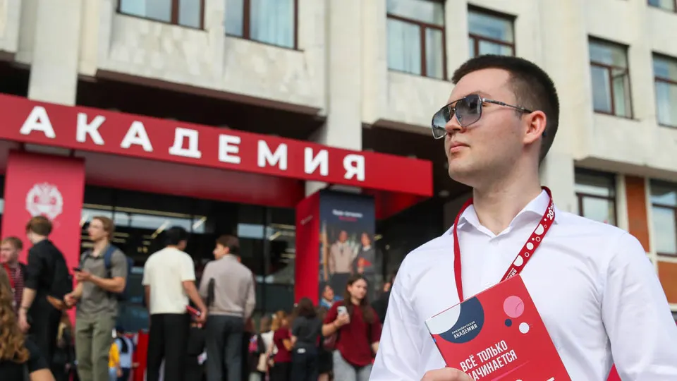 Московский филиал РАНХиГС разослал предложение вступить в добровольческий отряд по противодействию беспилотникам — год службы, 200 тыс. руб. в месяц и премии за сбитые БПЛА. Аналогичные объявления появились в других вузах на фоне масштабной кампании по набору студентов в войска БПЛА.