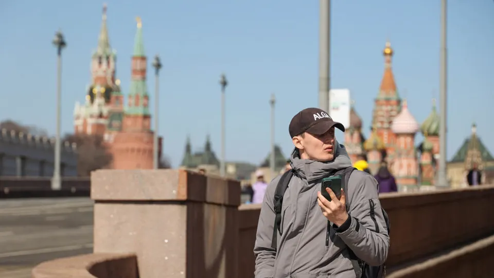 Правительство планирует систему учёта IMEI: операторы будут вносить данные устройств, а при выявлении запрещённых аппаратов с них будут блокировать SIM‑карты. Предполагаемая дата вступления в силу — 1 марта 2027 года.