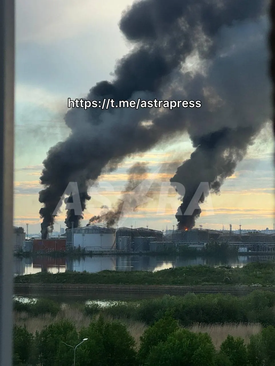 Ночной налёт беспилотников по нескольким регионам: в Смоленской области погибли двое сотрудников МЧС, в Санкт-Петербурге — пожары и повреждения инфраструктуры. Минобороны заявляет о сотнях сбитых и перехваченных дронов.