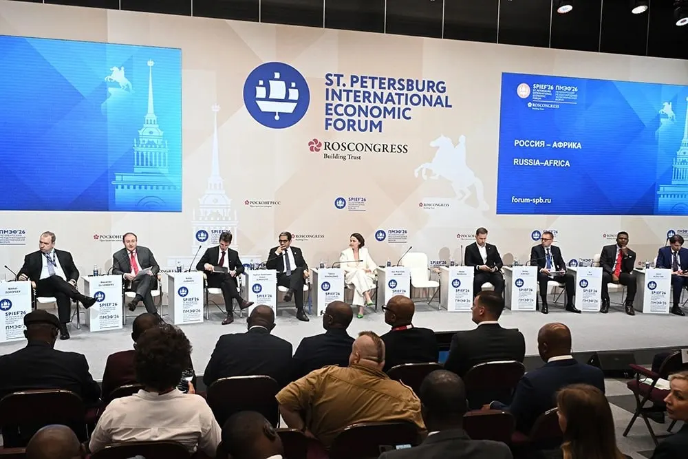 На ПМЭФ отметили рост контактов: за полтора года Россию посетили 17 африканских лидеров, товарооборот достиг $27 млрд. Третий саммит в Москве запланирован на 28–29 октября; одной из ключевых задач назвали решение энергетического дефицита в Африке.