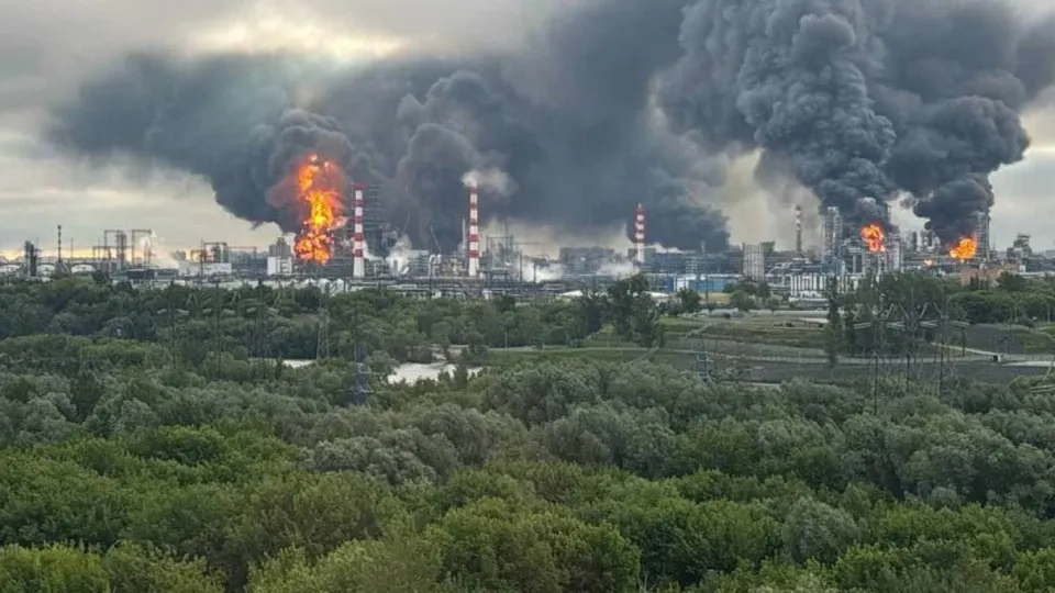 В мае выпуск нефтепродуктов в России упал на 13,5% в годовом выражении; за пять месяцев — на 4,9%. Серия ударов по нефтеперерабатывающим заводам осложняет восстановление мощностей, вызывает дефицит топлива и ускоряет рост цен и инфляции.