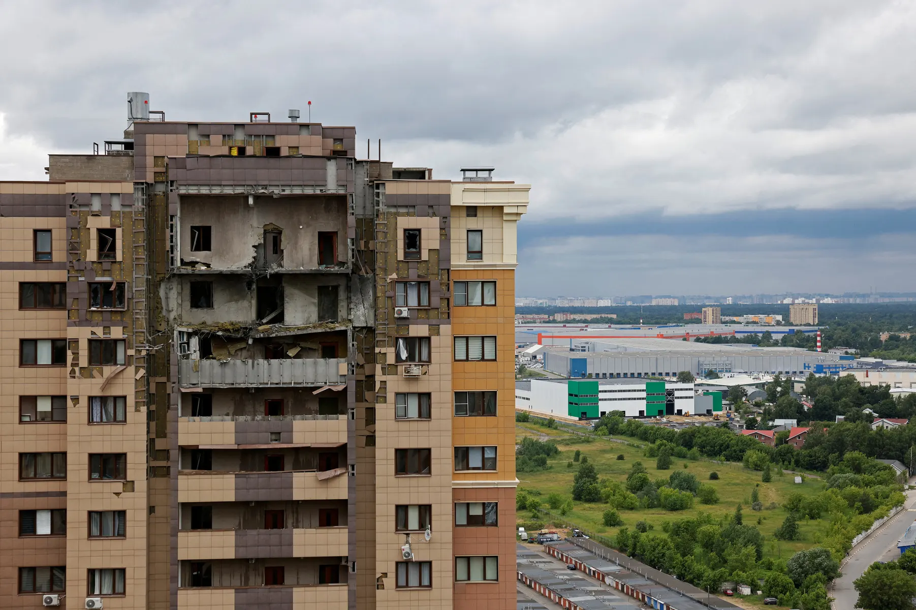 18 июня в Московской области в результате налёта беспилотников погиб ребёнок, пострадали люди и жилые дома — власти продолжают ликвидацию последствий и оказывают помощь пострадавшим.