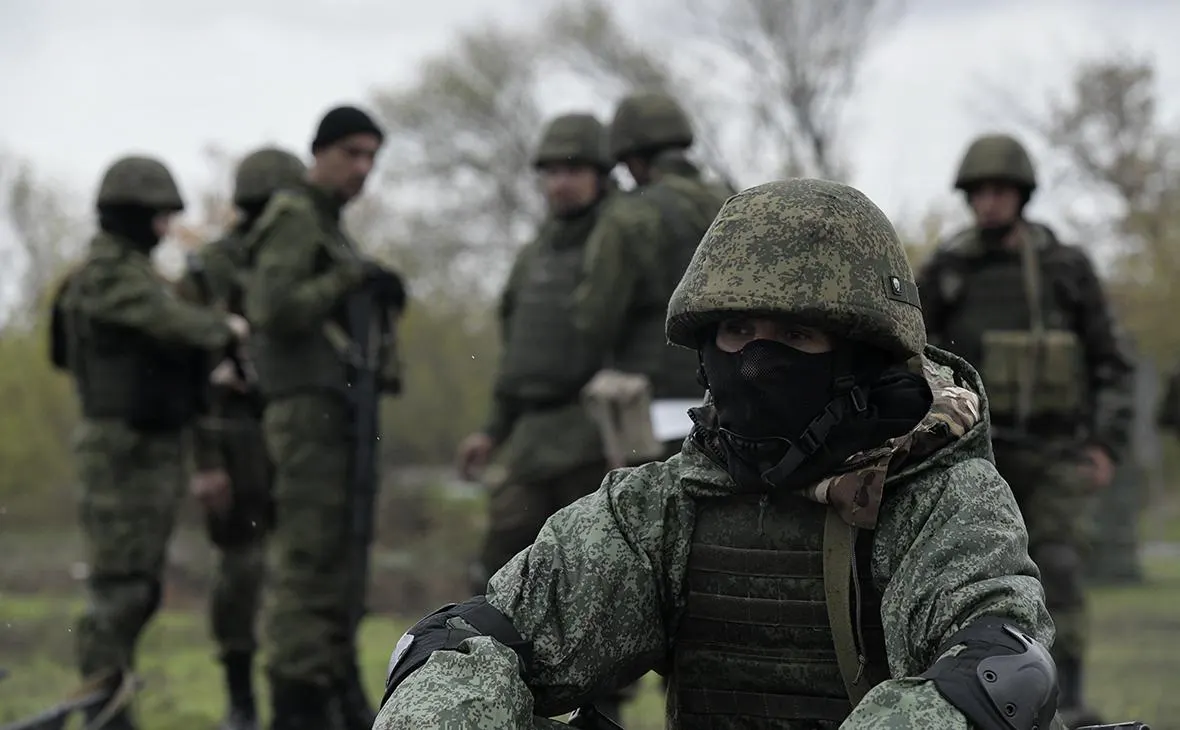 По данным собеседников и экспертов, Украина нарастила применение дронов и перекрывает цепочки поставок, что нивелирует преимущество России в живой силе. Российский ВПК близок к пределу возможностей, а окончательное решение о мобилизации пока не принято.