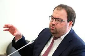 На IT‑завтраке в рамках ПМЭФ‑2026 министр цифрового развития Максут Шадаев сообщил, что внедрение механизмов возрастной идентификации на платформах станет ближайшей задачей; ведомство изучает в том числе опыт игровой платформы Roblox, которая в России заблокирована.
