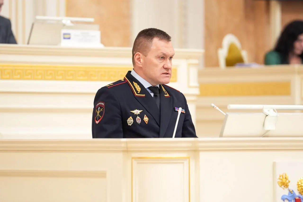 Евросоюз запретил въезд и заморозил активы Романа Плугина — в документе указывают на его причастность к задержаниям скорбящих по Навальному и арестам уличных музыкантов.