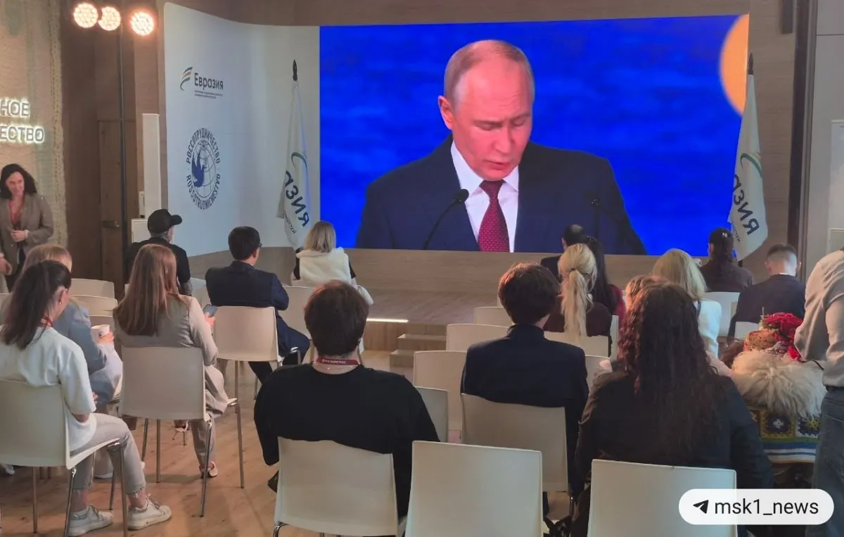 Путин заявил, что мировая экономика смещается в пользу новых центров развития — стран Глобального Юга и БРИКС. По его словам, вклад БРИКС в рост ВВП за последние годы значительно выше вклада G7, а ограничения в отношении резервов России отразились на курсе доллара и евро.