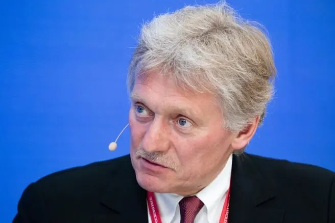 Дмитрий Песков сообщил, что ведутся переговоры о возможном импорте нефтепродуктов для снижения ажиотажного спроса; также обсуждается временное возвращение бензина «Евро‑2» для наращивания производства.