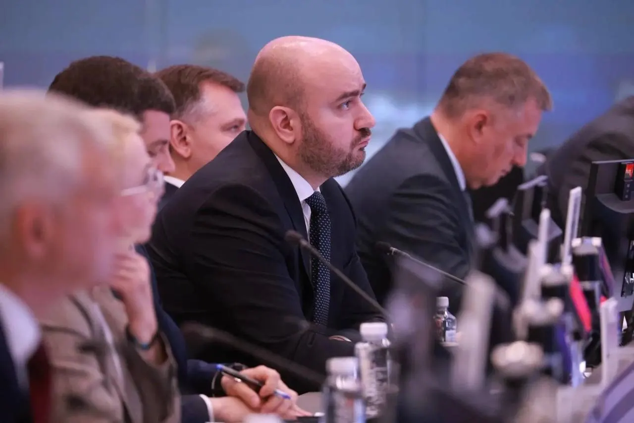 На совещании под руководством вице‑премьера обсудили снабжение бензином и дизелем, координацию между центром, регионами и поставщиками; регионам поручено усилить мониторинг цен, наличия топлива и логистики.