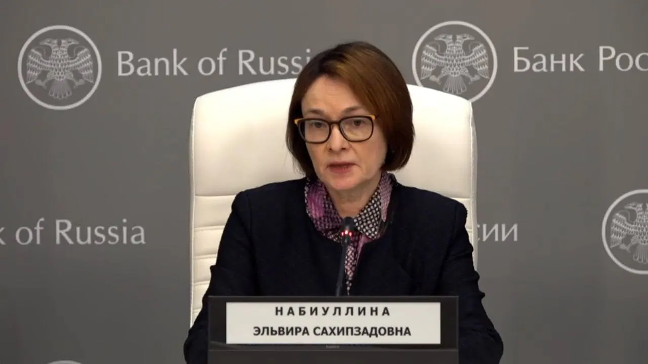 Глава Центробанка провела пресс‑конференцию по снижению ключевой ставки до 14,25% и объяснила длительное отсутствие простудой; её полномочия действуют до июня 2027 года.