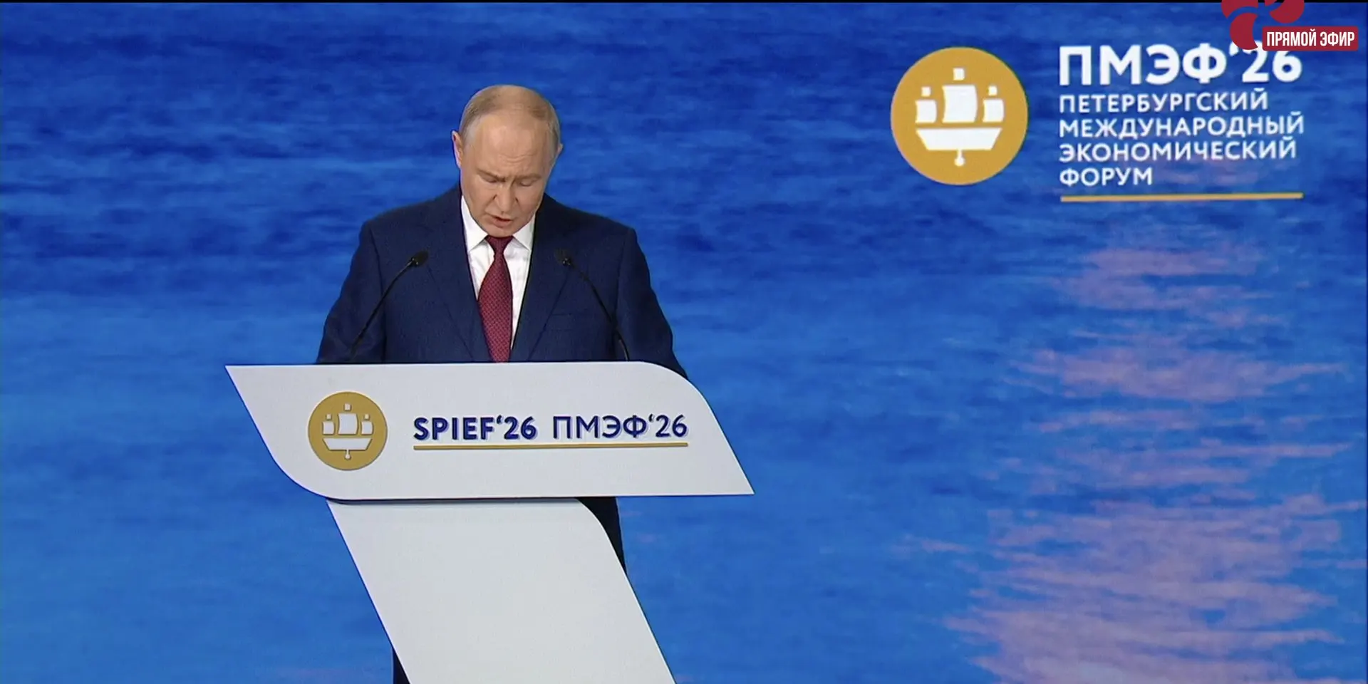 На ПМЭФ президент предложил закрепить в законе институт стажировок: выпускникам планируют предложить полугодовую стажировку с наставниками и срочные трудовые договоры, чтобы привлекать специалистов в регионы с дефицитом кадров.