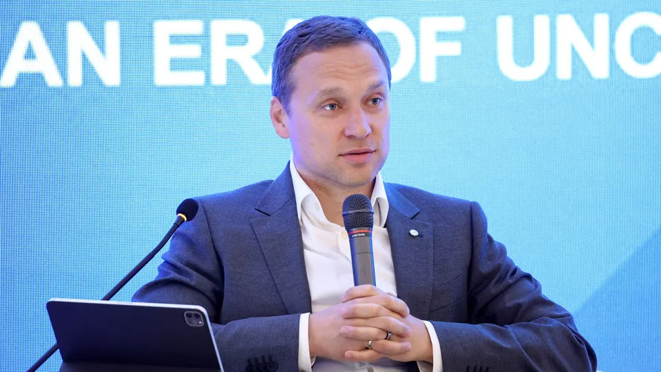 Тарас Скворцов предупредил, что увеличение налоговой нагрузки и усиление контроля за платежами приводят к росту наличности в обороте — деньги не возвращаются в банковскую систему, особенно в сегменте малого и среднего бизнеса.