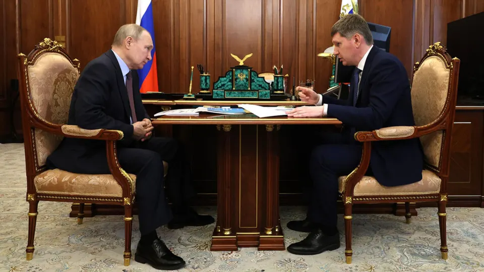 Президент поручил запустить новый инвестиционный цикл и назвал рост инвестиций ключевым индикатором эффективности, однако министерство и эксперты указывают на ряд структурных препятствий — бюджетную экономию, высокие ставки, риск национализации и последствия войны — из‑за которых вложения сокращаются и сроки восстановления пока неясны.