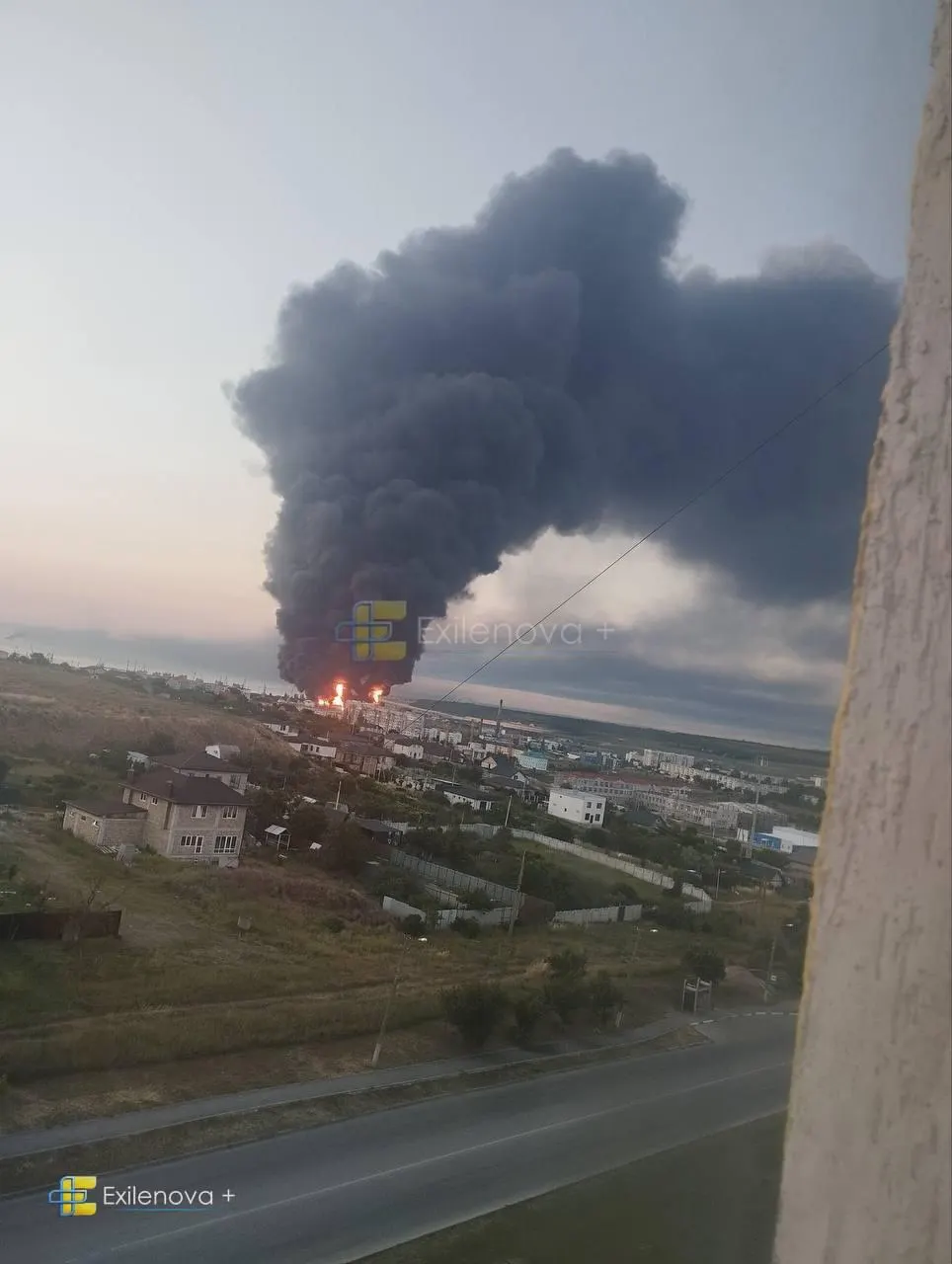 В результате удара беспилотников вблизи Керченского пролива погибли по меньшей мере пять человек, десятки получили ранения. Горели нефтебаза и терминал, повреждены жилые дома и объекты ПВО.