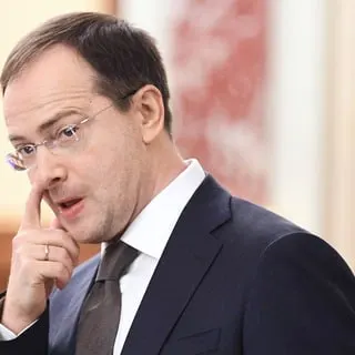 Помощник президента Владимир Мединский высказался за введение обязательной послеучебной отработки и трудовых контрактов для студентов, обучающихся на бюджетных местах. Инициативу аргументируют борьбой с дефицитом кадров в регионах.