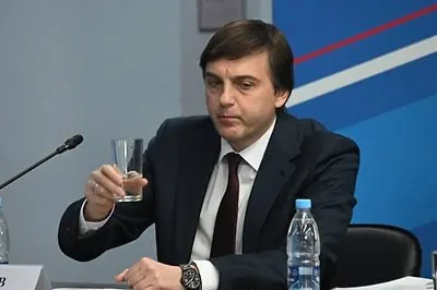 Ведомство утвердило перечень для внеклассного чтения: в него вошли современные произведения, в том числе патриотической направленности о Родине и подвигах современных защитников, в том числе — о героях специальной военной операции.