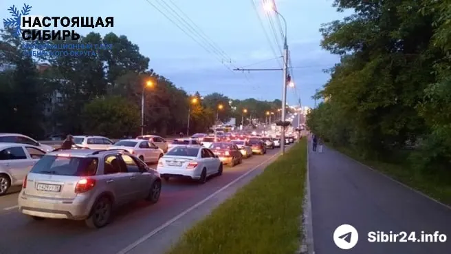 В Иркутске — масштабный бензиновый кризис: АЗС вводят жёсткие лимиты, очереди растягиваются на километры, а межгородские перевозки рискуют остановиться. Региональные власти обращаются в Москву за экстренной поставкой топлива.