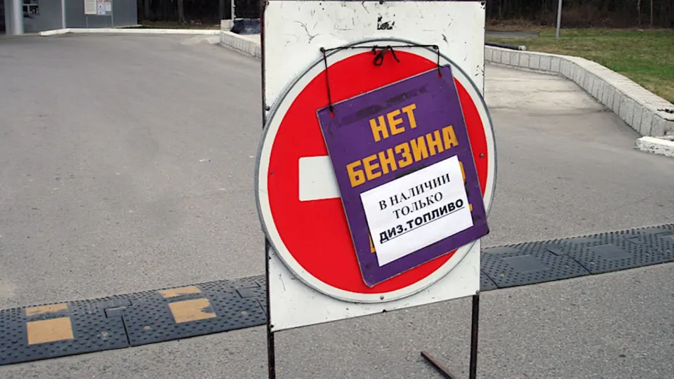 Власти Севастополя ограничили отпуск топлива в ночные и утренние часы 3 июня — продажи возобновят примерно с 14:00. Дефицит вызван ударами по нефтеперерабатывающей инфраструктуре и сбоями логистики, что привело к сокращению переработки и росту цен.