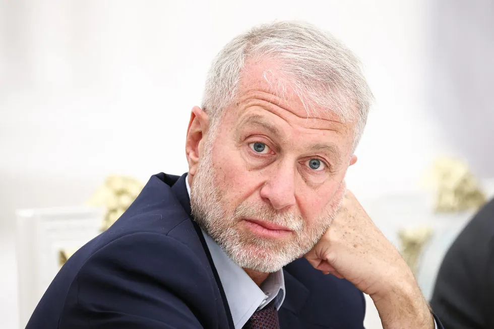 По данным нескольких собеседников, российский бизнесмен Роман Абрамович в мае посетил Киев, встретился с Владимиром Зеленским и получил поручение передать российскому лидеру предложение о личной встрече.
