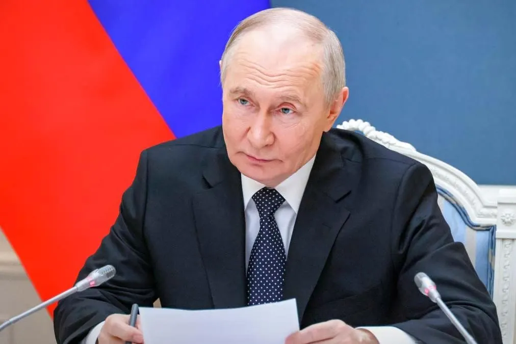 Указ, вступивший в силу 1 июня 2026 года, позволяет приостанавливать исполнение обязательств по вкладам перед иностранцами из списка «недружественных» стран. Ранее механизм касался в основном кредитов и ценных бумаг.
