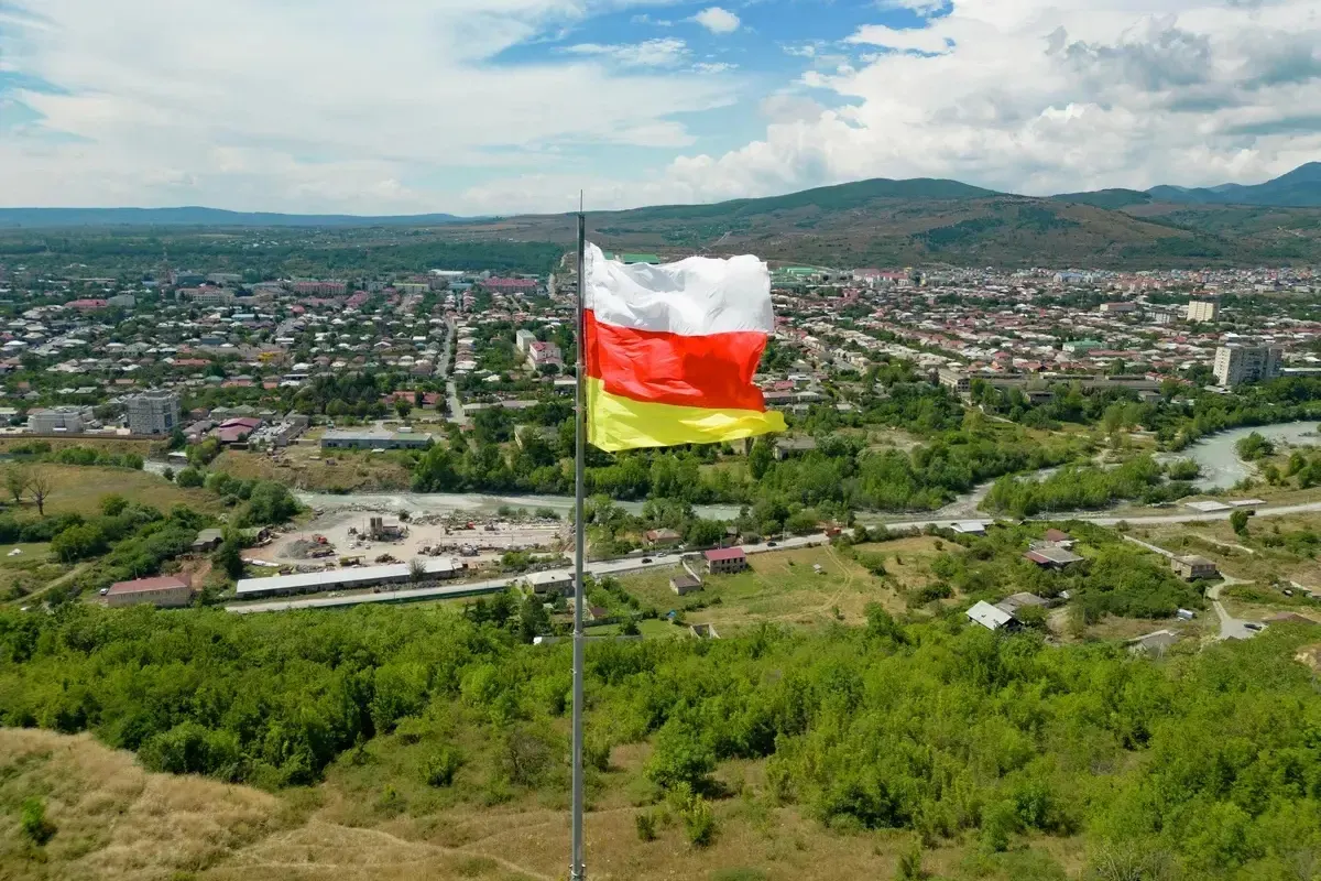 Новоназначенный и.о. главы Южной Осетии — уроженец России и бывший российский чиновник — уже начал проверки на границе и потребовал разобраться с задолженностями по зарплатам. Эксперты связывают его назначение с желанием Москвы усилить влияние в регионе.