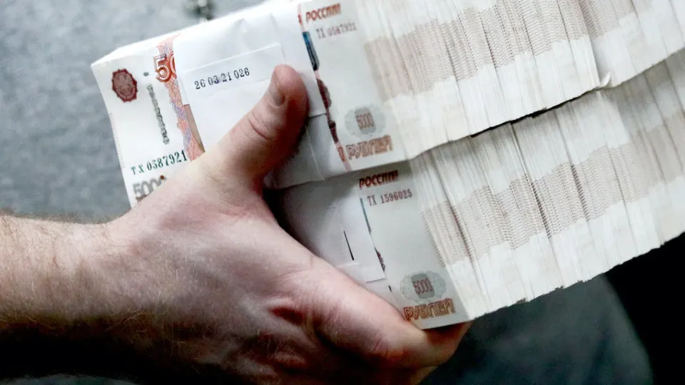 Банк отмечает рекордный отток наличных: к концу апреля в обращении около 20 трлн руб., только в апреле население изъяло 600 млрд руб. Центробанк ужесточил контроль за операциями с наличными.