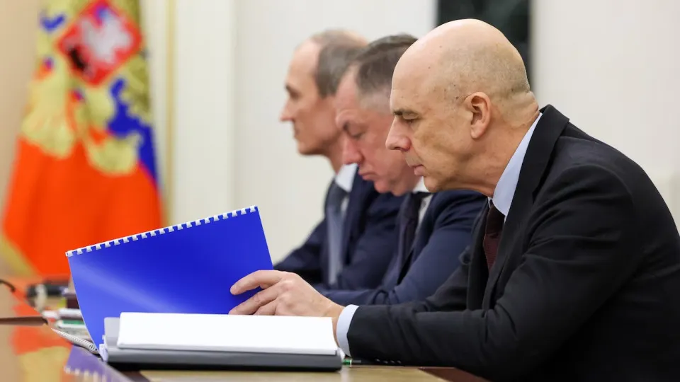 Российский долговой рынок пережил сильнейшую распродажу за последние годы: индекс RGBI обновил минимумы, а доходности длинных ОФЗ поднялись до рекордных за год 15,5% на фоне роста бюджетных расходов, инфляционных рисков и осторожной политики Центробанка.