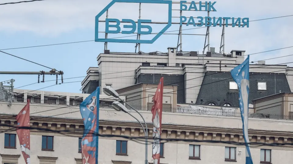 Крупный государственный банк объявил о сокращении бюджета в 2027 году и увольнении 15% персонала. Решение объясняют «кредитным охлаждением» и директивами правительства; изменения затронут и дочерние структуры.