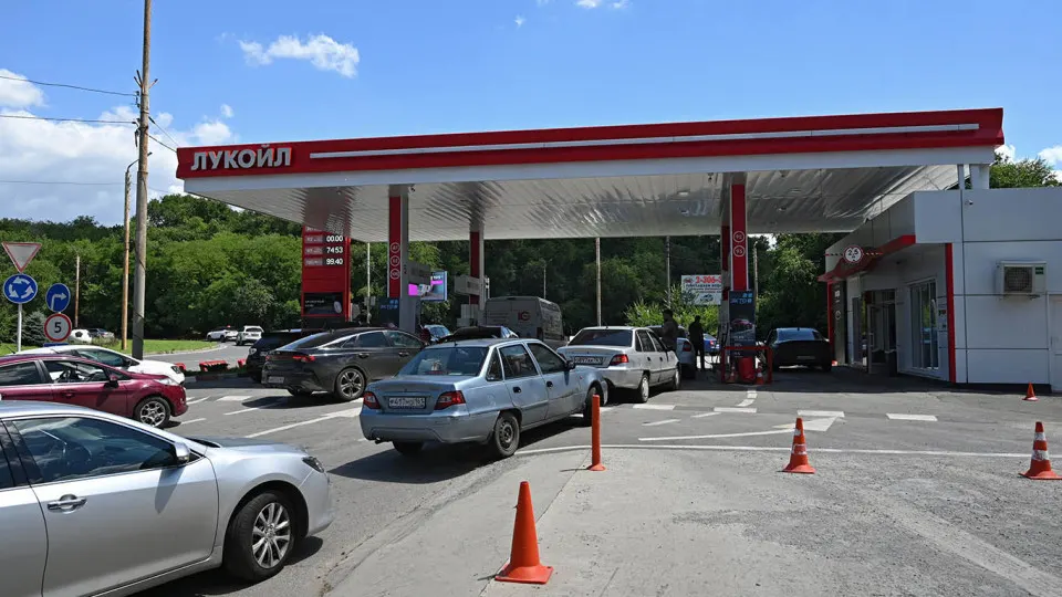 Цена белорусского бензина АИ‑92 на бирже выросла до 127 тыс. руб./т — за неделю рост 6%, с начала мая она увеличилась в 1,8 раза. На фоне снижения производства на НПЗ и ограничений по отпуску топлива власти наращивают импорт, но объемы и логистика остаются ограниченными.