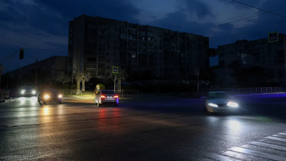 Из‑за дефицита топлива в нескольких регионах сократили частоту автобусных рейсов и повысили стоимость проезда. Ограничения действуют в ряде субъектов РФ, переработка нефти резко упала, власти ввели запрет на экспорт бензина.