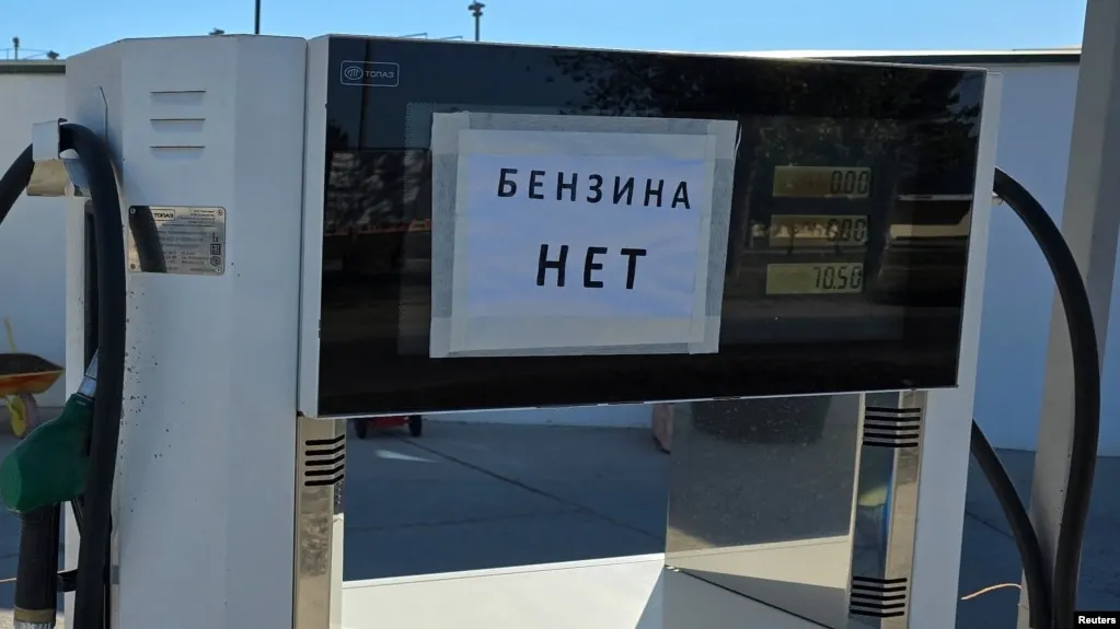 Росстат зафиксировал рекордный рост цен на бензин в Севастополе (+30% за 23–29 июня 2026 года) на фоне общероссийского дефицита топлива и сокращения производства бензина после атак на НПЗ; ограничения и высокий ценник сохранятся как минимум до конца июля.