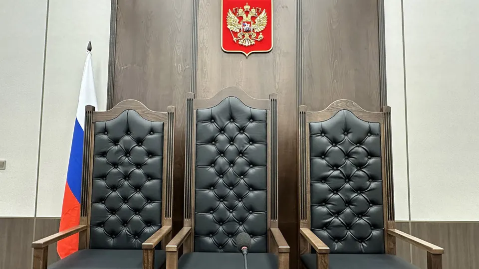 Правительственная комиссия одобрила законопроект Верховного суда, который смягчает требования к образованию для ряда должностей в аппаратах судов с целью сократить кадровый дефицит.