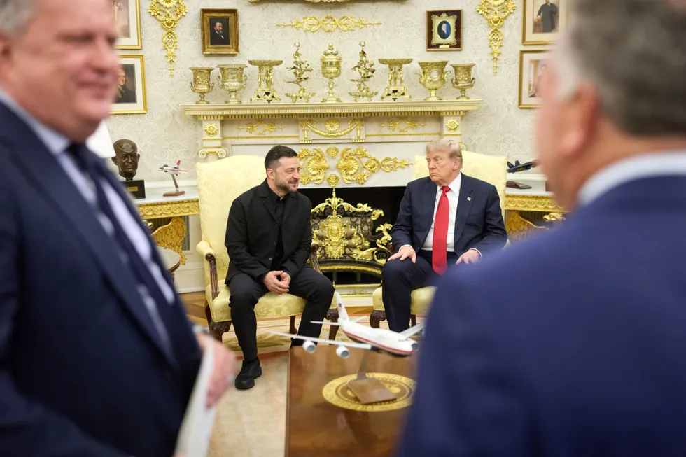 Президент Украины встретился с Дональдом Трампом: обсуждали поставки ракет Patriot, просьбу о 300 боеприпасах для обороны энергетики, возможный визит спецпосланников и поддержку США; сенат одобрил законопроект о пошлинах на российские энергоносители.