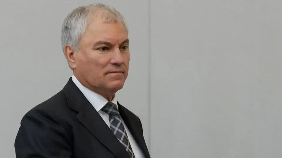 На фоне дефицита топлива и очередей на АЗС парламентарии призывают приоритетно развивать городской электротранспорт; атаки на топливную инфраструктуру привели к снижению производства бензина.