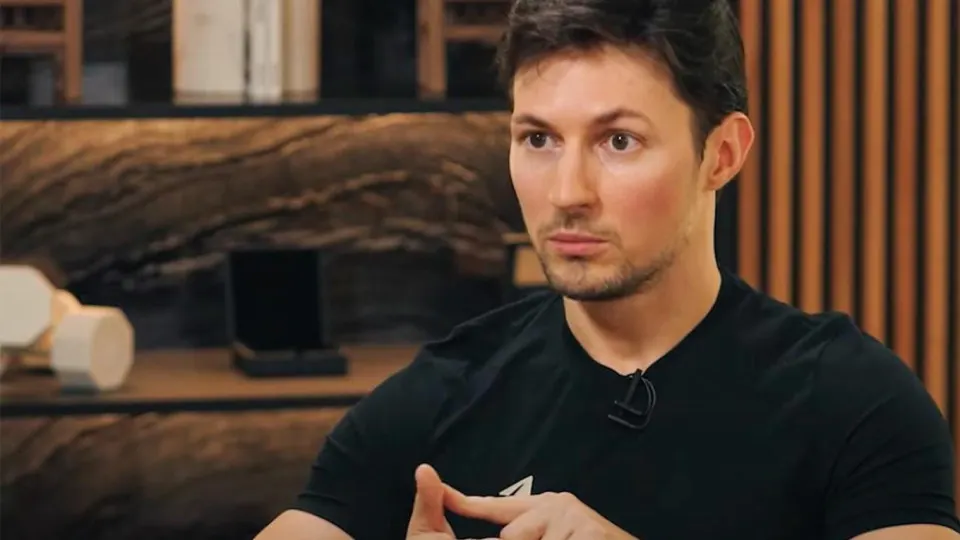 Основатель Telegram Павел Дуров сообщил, что российские власти внесли его в список «террористов» после отказа участвовать в массовой слежке и цензуре в мессенджере. Ему грозят международный розыск, заморозка средств и пожизненное заключение.