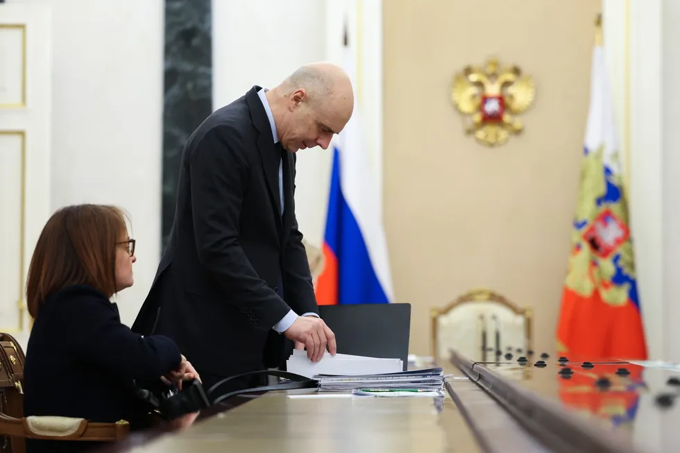 Госдума оперативно дала Минфину право увеличивать расходы и превышать потолок госдолга. Это временно закрывает кассовые разрывы, но подрывает предсказуемость бюджетной политики, повышает стоимость денег и давит на инвестиции и население.