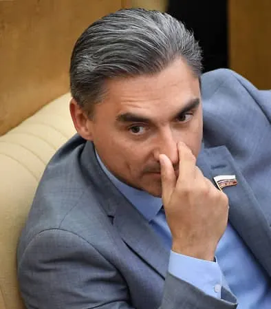 Депутат Андрей Свинцов заявил, что Telegram может продолжить работу в РФ при открытии представительства, переносе хранения персональных данных в Россию и сотрудничестве со спецслужбами; россиянам рекомендовали воздержаться от финансовых операций внутри мессенджера.