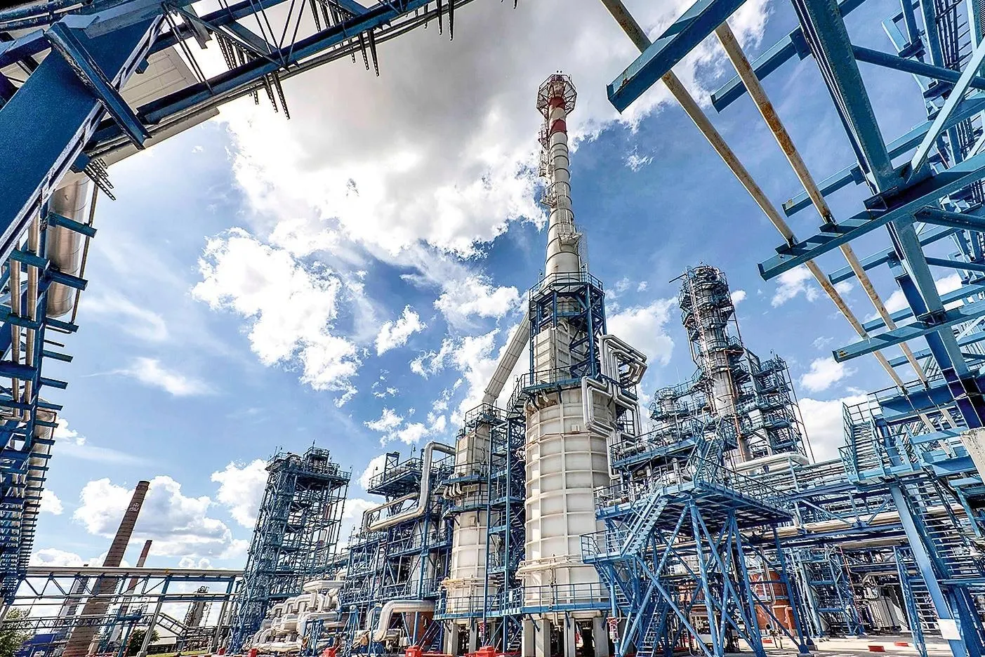 Власти увеличили выплаты нефтепереработчикам и ограничили экспорт бензина, чтобы удержать больше топлива внутри страны на фоне перебоев в судоходстве и ударов по НПЗ.