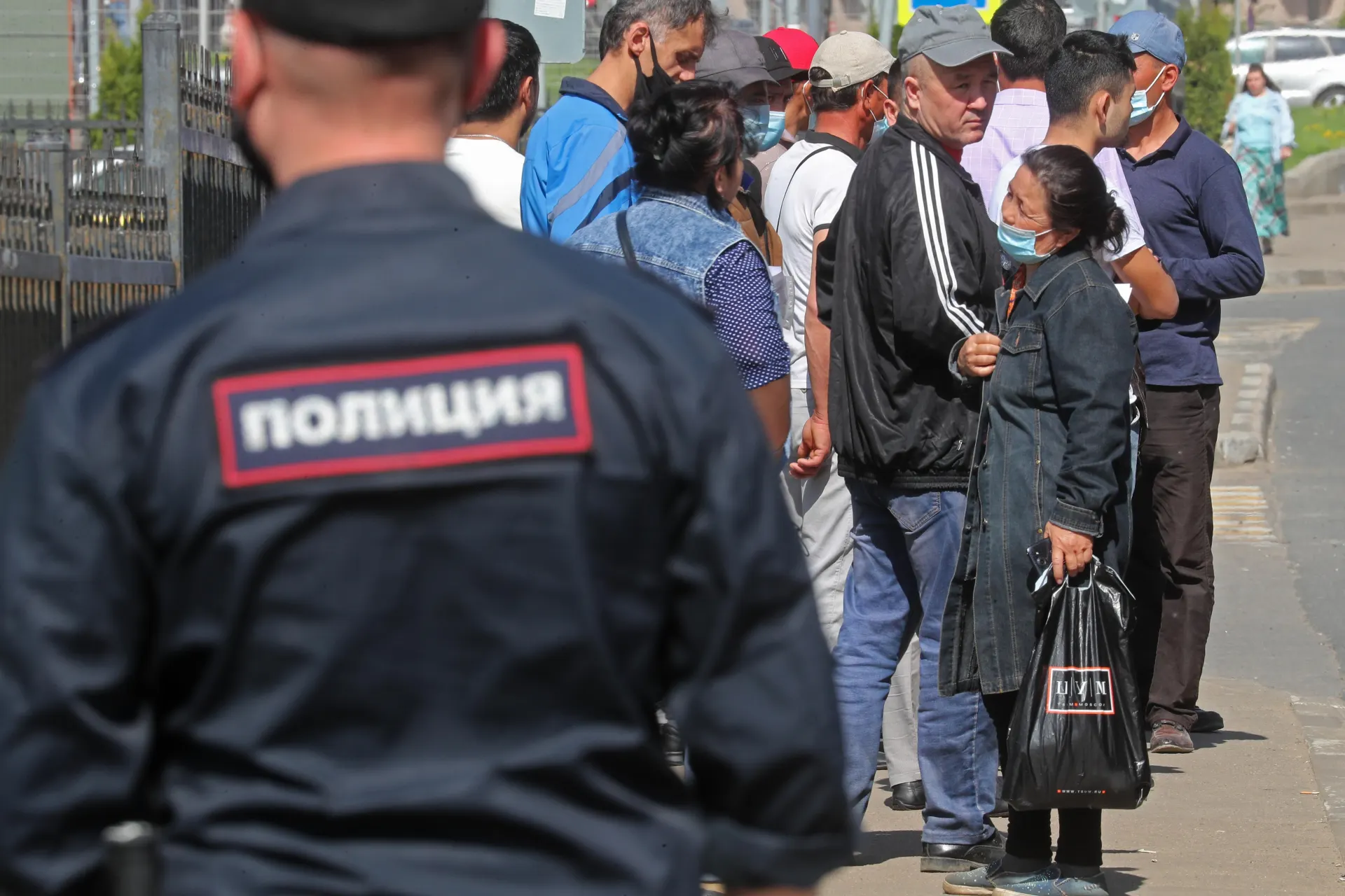 Правительство подготовило поправки ко второму чтению закона об обязательном выдворении иностранцев: в список нарушений с безальтернативной депортацией предлагают включить дискриминацию и неповиновение пограничнику. Законопроект разработан МВД и уже прошёл первое чтение.